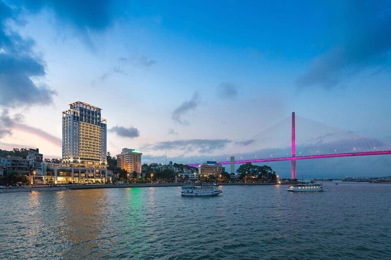 Wyndham Legend Hạ Long tọa lạc ở vị tr&iacute; trung t&acirc;m th&agrave;nh phố n&ecirc;n thuận tiện cho việc di chuyển